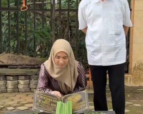 Teddy Bersama Istri Ziarahi Makam Alm. Drs H Kuryana Azis