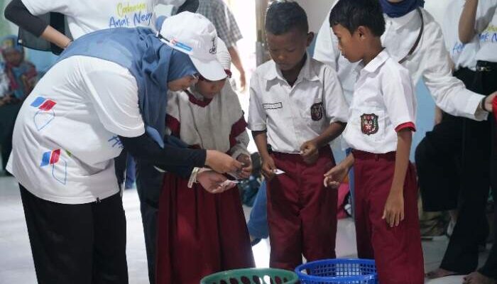 Cahaya Anak Negeri: Pertamina Wujudkan Akses Pendidikan dan Energi Berkelanjutan di Desa Saluran