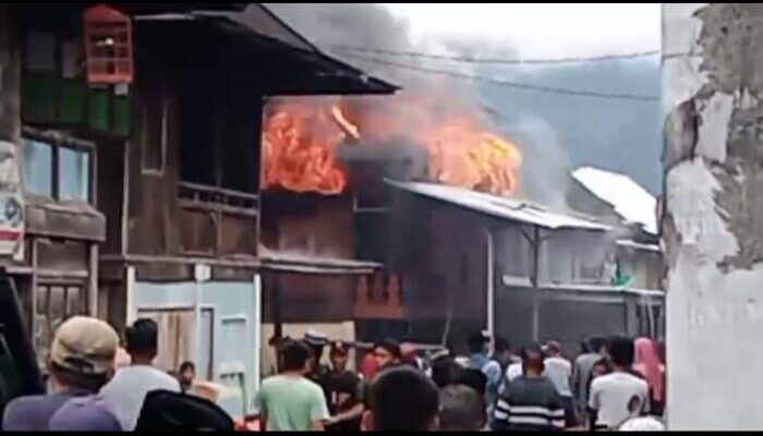 Kebakaran Lahap Lima Rumah di Ulu Danau