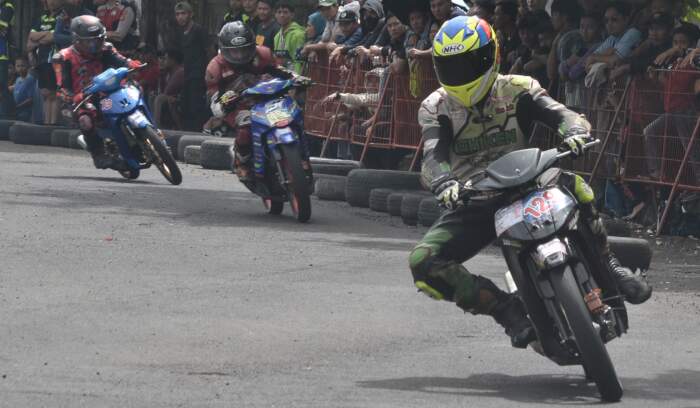 Foto : Mustofa / oku satu Para pebalap adu skill di lintasan sirkuit non permanen (NP) GOR Baturaja pada 11 dan 12 Januari 2025 dalam ajang Open Road Race BMS.