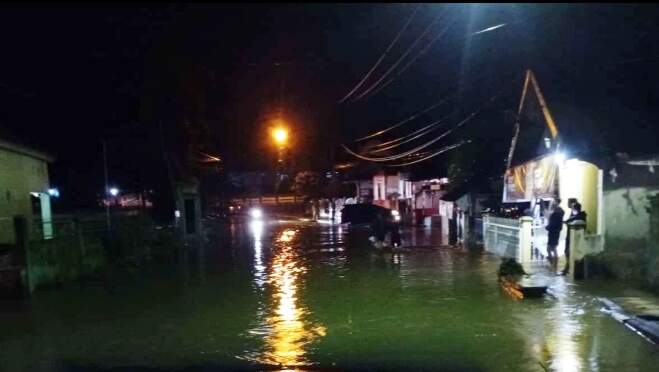 Banjir Depan KUA Baturaja Timur Blokade Jalan 