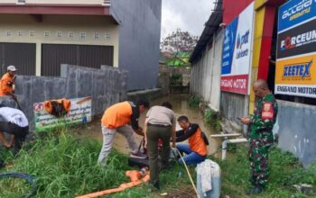 Banjir kerap merendam ruas jalan poros depan KUA Baturaja Timur. Menurut keterangan warga, banjir yang merendam jalan utama ini, terjadi sejak beberapa tahun belakangan.