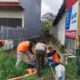 Banjir kerap merendam ruas jalan poros depan KUA Baturaja Timur. Menurut keterangan warga, banjir yang merendam jalan utama ini, terjadi sejak beberapa tahun belakangan.