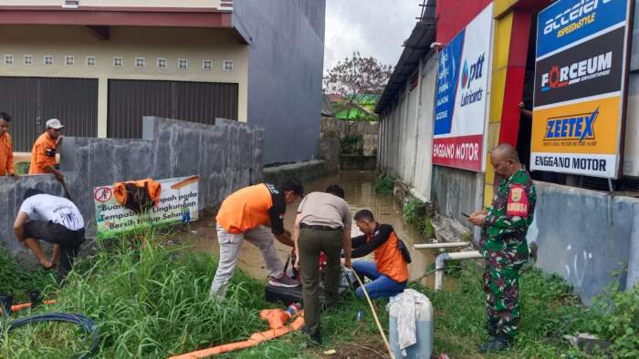 Banjir kerap merendam ruas jalan poros depan KUA Baturaja Timur. Menurut keterangan warga, banjir yang merendam jalan utama ini, terjadi sejak beberapa tahun belakangan.