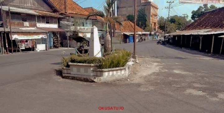 Pasar tugu Baturaja yang identik dengan tugu batu tertancap di pertigaan jalan.