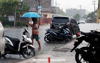 Potensi hujan sepanjang Agustus 2025 membuat pedagang minuman segar meradang, namun membuat titik panas merosot tajam. foto : Mustofa / okusatu.id