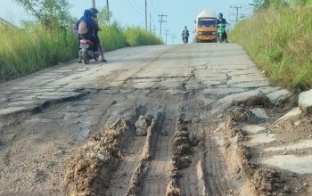 Kerusakan jalan cor beton Batukuning terjadi sudah sepuluh tahun lebih, namun tak kunjung diperbaiki.