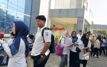 PPPK Paruh waktu geruduk RSUD Ibnu Sutowo Baturaja. Tujuannya mereka untuk membuat kelengkapan berkas. Foto : Imam / OKU SATU