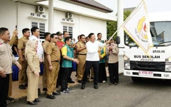 Bupati oku timur Lanosin melepas kontingen atlet ke Porprov Muba 2025.