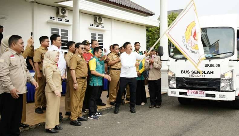 Bupati oku timur Lanosin melepas kontingen atlet ke Porprov Muba 2025.