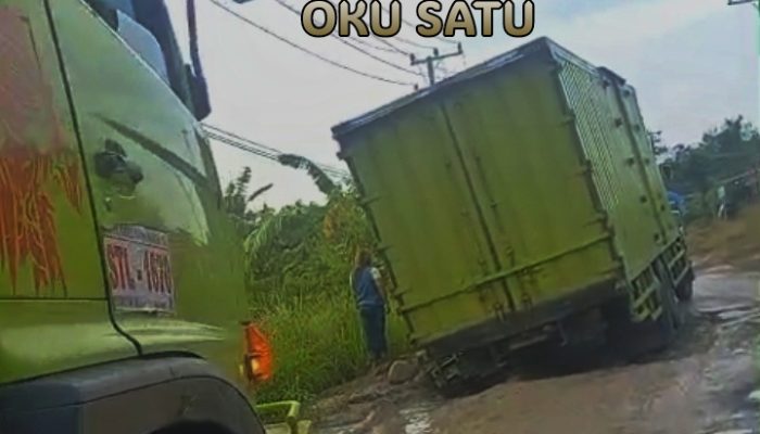“Gajah Bengkak” Kembali Lindas Jalan Cor Beton