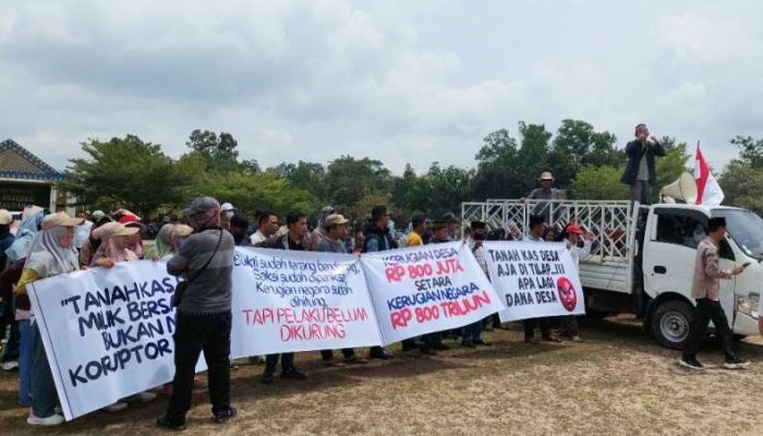 Ratusan Warga Kepung Kantor Bupati OKU Timur, Desak Kades Dicopot