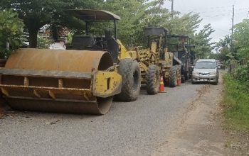 Alat Berat Parkir dì Jalan, Pengendara Keluhkan Jalan Menyempit