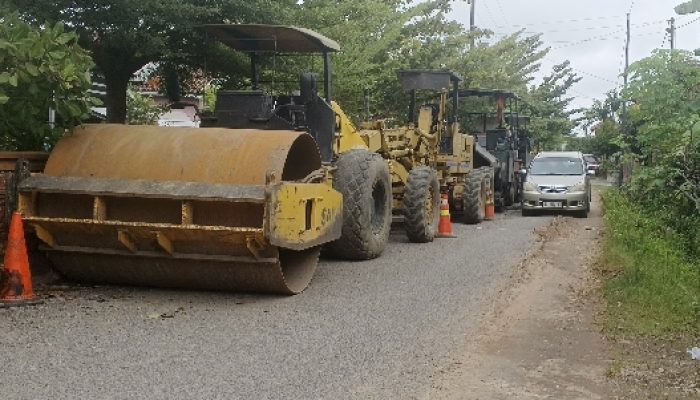 Alat Berat Parkir dì Jalan, Pengendara Keluhkan Jalan Menyempit