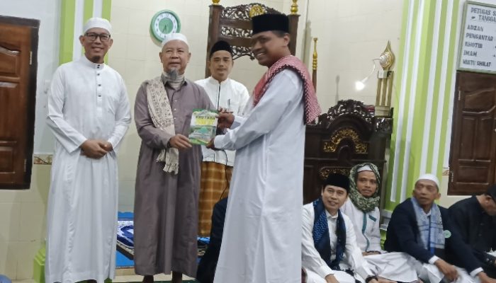 Bupati OKU Bantu Keramik Pelataran Masjid Al Furqon