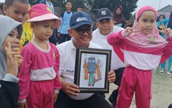 HUT OKU Timur ke 22, Mendikdasmen Abdul Mu’ti dan Bupati Lanosin Senam Sehat Bersama Ribuan Insan Pendidikan