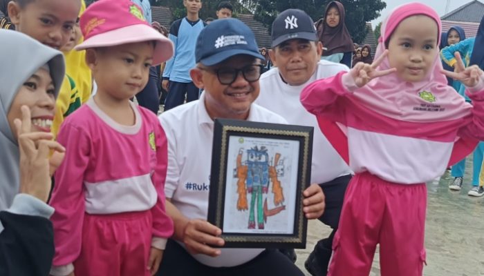 HUT OKU Timur ke 22, Mendikdasmen Abdul Mu’ti dan Bupati Lanosin Senam Sehat Bersama Ribuan Insan Pendidikan