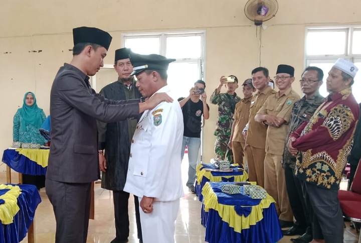 Camat Lubuk raja Ogan Amrin melantik Taufik, Kasi PMD Camat Lubuk Raja sebagai Pj Kades Martajaya. 