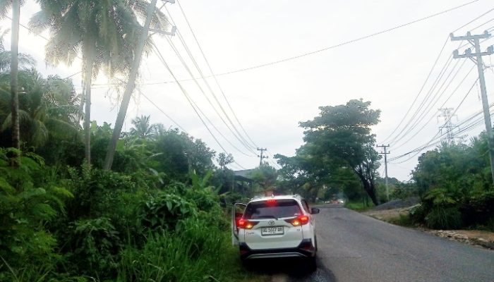 Tiang Listrik Nyaris Roboh Ancam Warga
