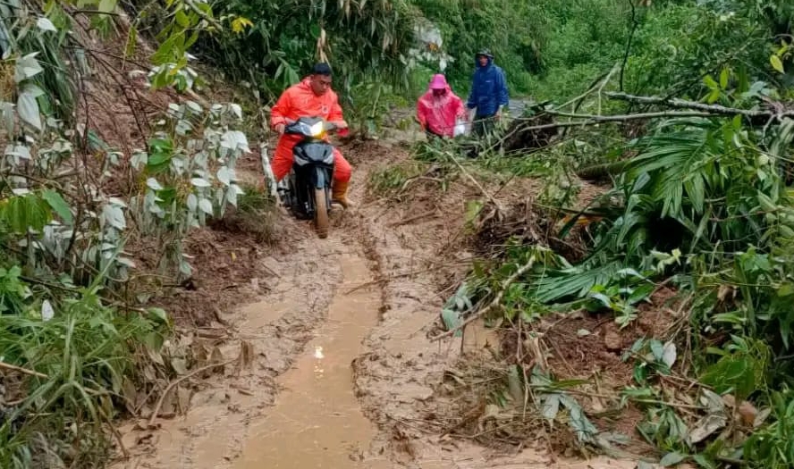 Longsor melanda beberapa kawasan di Kecamatan Sungai Are Kabupaten OKU Selatan. Dikabarkan, longsor terjadi di empat titik.