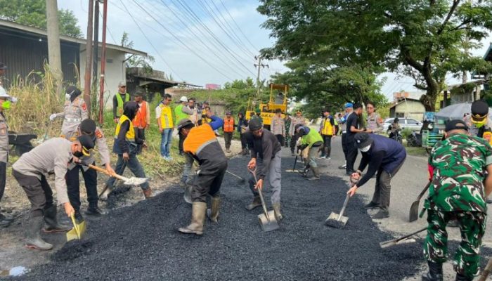 Pengaspalan Jalan Berlubang, Polres OKU Libatkan Lintas Sektor Termasuk BBPJN
