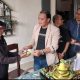 Ketua PWI OKU Yudi Saputra SH memberikan potongan tumpeng kepada wartawan senior di PWI OKU Armin Pani dari majalah gradasi.