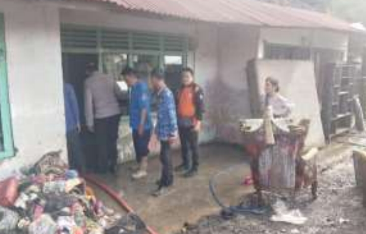 Puluhan rumah penduduk di Desa Ulak Pandan Kecamatan Semidang Aji Kabupaten OKU terendam banjir.