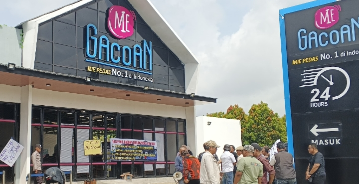 me gacoan Baturaja dipaksa tutup karena izin yang belum dikantongi.