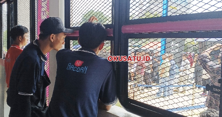 Karyawan gerai Me Gacoan mengintip aksi damai yang digelar AMP OKU di halaman gerai Me gacoan Baturaja. Pasca ditutupnya gerai tersebut, nasib karyawan Me gacoan.