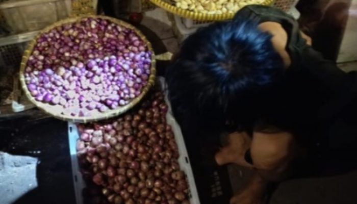 Kepergok Curi Bawang, Rdz Tak Berkutik Digulung Petugas Keamanan Pasar Ata