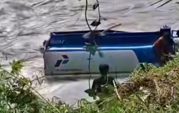 Truk Tangki BBM “Berendam” di Aliran Sungai Muaradua