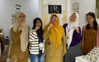 Dua Pelajar SMALB Baturaja Magang Perdana dì Salon WR 2 dan Catering Dewi