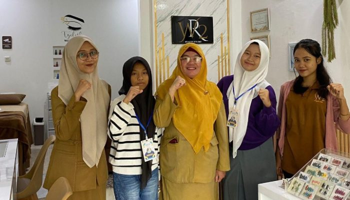 Dua Pelajar SMALB Baturaja Magang Perdana dì Salon WR 2 dan Catering Dewi
