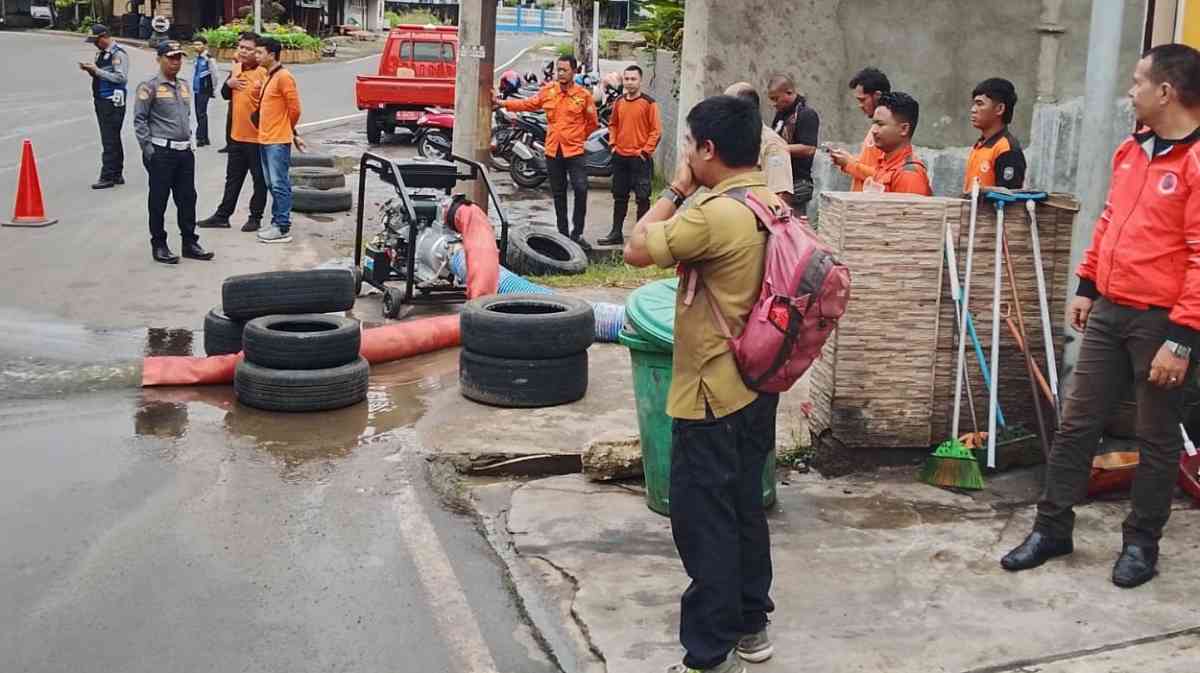 BPBD OKU menyedot air kotor dari drainase induk di samping bengkel Enggano.
