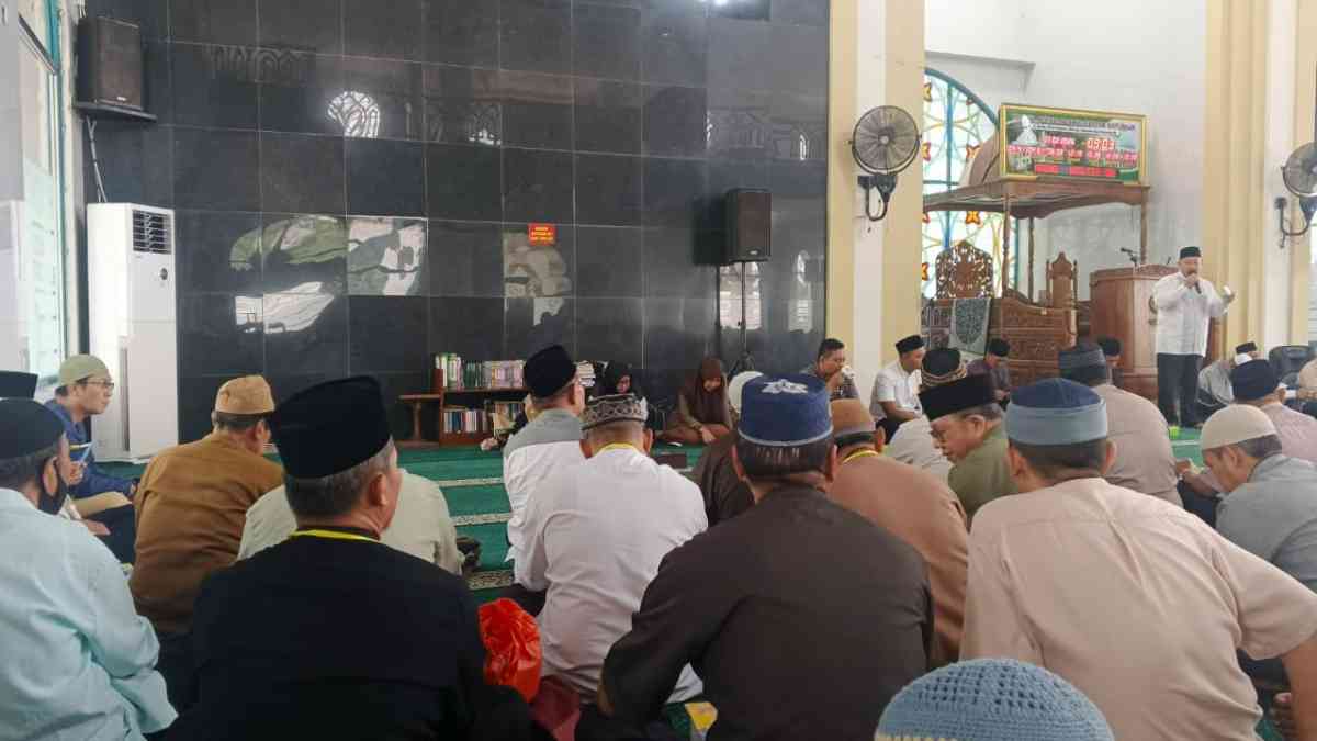Calon Jemaah Haji (CJH) OKU mengikuti manasik haji yang digelar Kemenhaj OKU di Islamic Center Baturaja. 