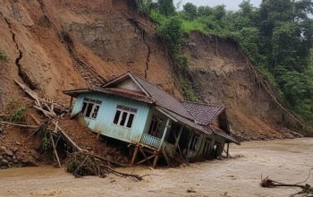 bencana longsor menimpa salah satu rumah warga di Kabupaten Muara Enim.