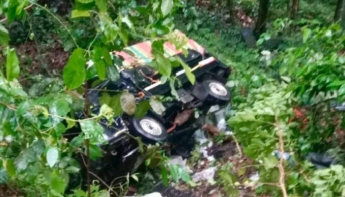 Seruduk Mitsubishi dì Tikungan Gunung Meraksa, Suzuki Terbang ke Jurang