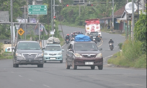 Arus balik kendaraan yang melintas di jalan lintas Sumatera Kabupaten OKU terlihat sepi. Situasi lalulintas kendaraan terpantau sepi melintas saat pewarta foto okusatu.id berada di jalur mudik – balik lebaran Idul Fitri 2026 di depan GOR Baturaja, Rabu 25 Maret 2026.