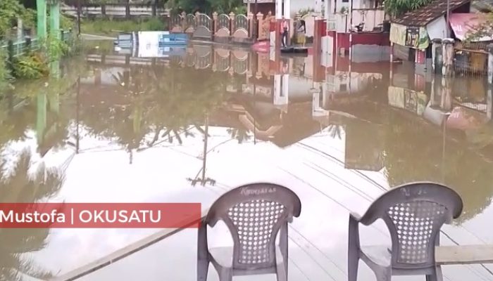 Jalan Depan KUA Baturaja Timur Diblokade, BPBD OKU : Hujan dari Jumat Malam