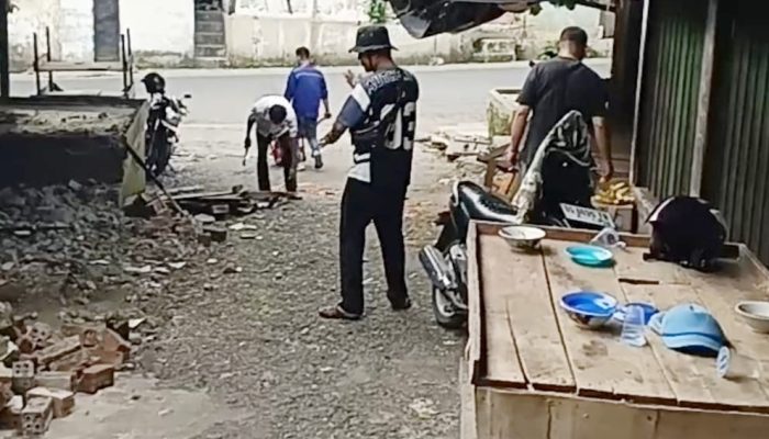 Bikin Rugi Pedagang dan Pembeli, Lapak Liar Lantai Dua Pasar Atas Diobrak-abrik Petugas Pasar