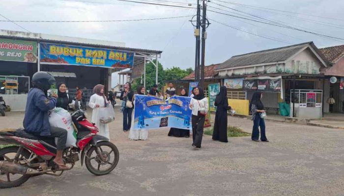 Pegawai King Karaoke Bagikan Takjil kepada Pengguna Jalan di Desa Gumawang