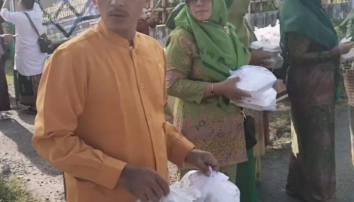 PC Muslimat -MWC NU OKU Bagikan ratusan nasi kotak