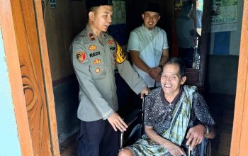 Penderita Stroke Terima Kursi Roda dari Polres OKU Selatan