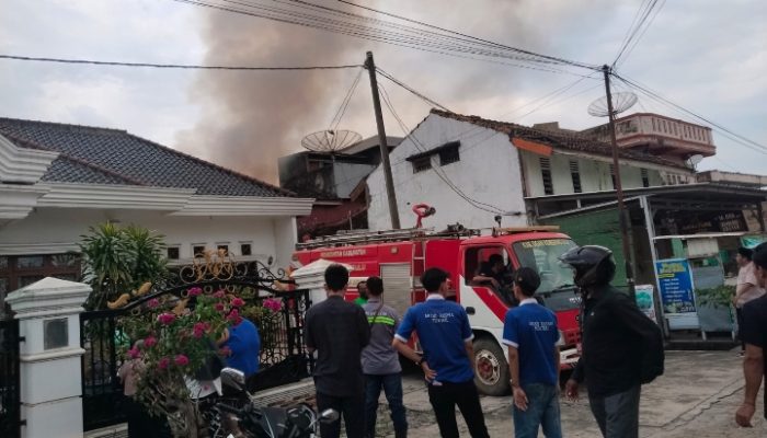 Cuaca Terik, Dua Bangunan di Kawasan Padat Penduduk Bikin Geger, Warga Sukajadi Panik