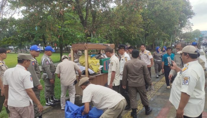 Lapak Pedagang Diangkut Satpol PP, Bandel Sih…