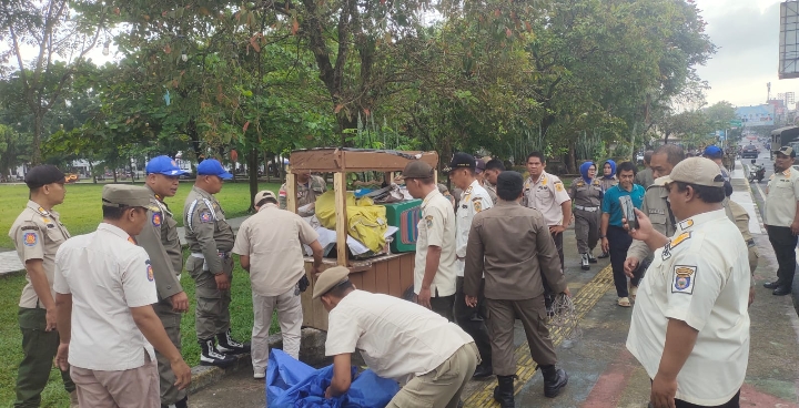 Lapak dagangan milik pedagang yang ditinggalkan pemiliknya di kawasan Taman Kota Baturaja, akhirnya diangkut Satuan Polisi Pamong Praja (Satpol PP) Kabupaten OKU