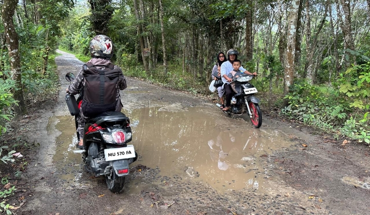 Kerusakan jalan poros di Talang Aman Kelurahan Batukuning Kecamatan Baturaja Barat dikeluhkan warganya.