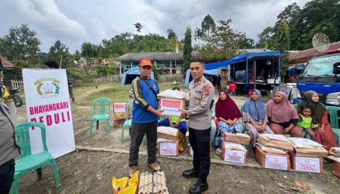 Polres Oku Selatan dan Bhayangkari, Bantu Korban Banjir dan Longsor di Desa Manduriang