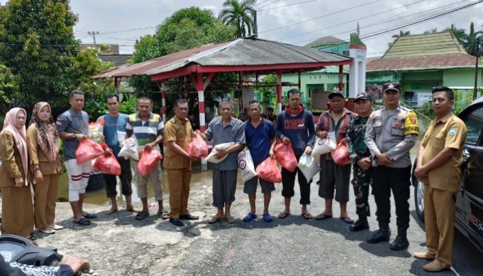 Kades Air Paoh Bagikan Bantuan Sembako untuk 7 KK Terdampak Banjir di RT 03 Dusun 7