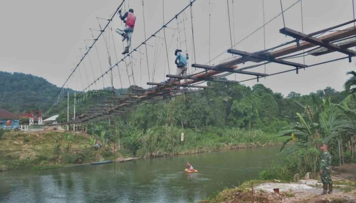 Kodim 0403 OKU Bangun Jembatan Gantung, Dua Kawasan Kembali Terhubung